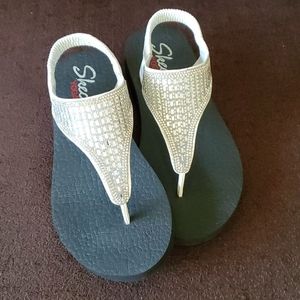Like new Women Skechers Yoga Foam Sandles